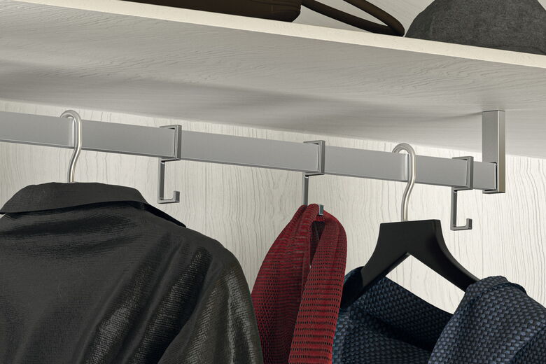 Begehbarer Kleiderschrank mit runden, ovalen und eckigen Kleiderstangen, flexible Aufbewahrung für Kleidung.