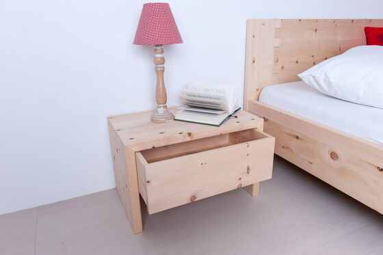 Nachtkästchen mit Ablage oder Schublade