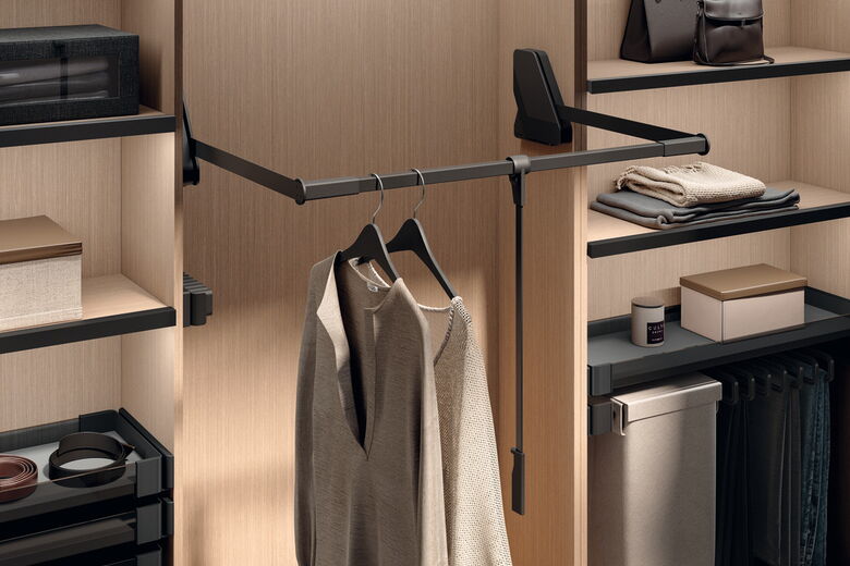 Kleiderlift mit Gasdruckfeder in Ankleidezimmer, erleichtert Zugriff auf hohe Kleiderstangen.