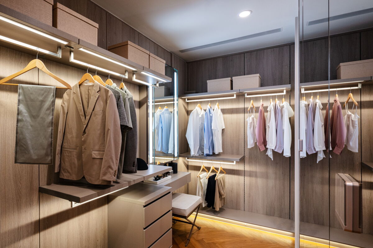 Moderner Spiegel mit LED-Licht im begehbaren Kleiderschran, gleichmäßige Ausleuchtung für natürliche Farbwirkung der Kleidung