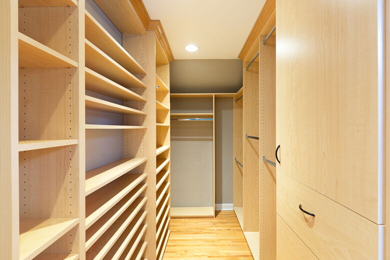 Höhenverstellbare Fachböden in Schrankraum, optimal anpassbar für Kleidung, Schuhe und Boxen.