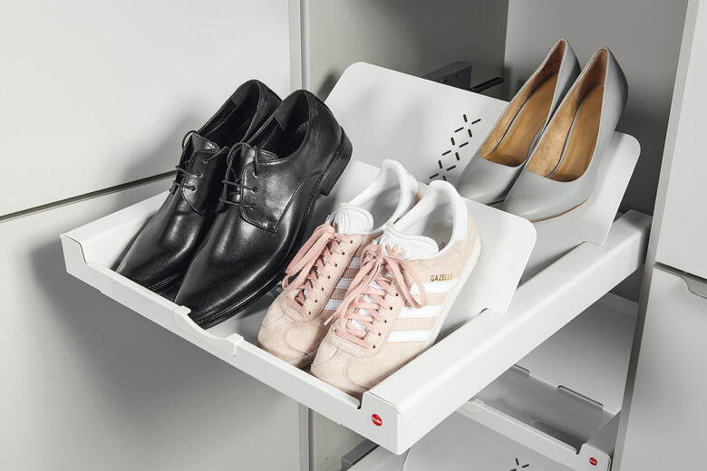 Ausziehbare Schuhablagen im Einbauschrank, robuste Stahlkonstruktion, leicht zugänglich.